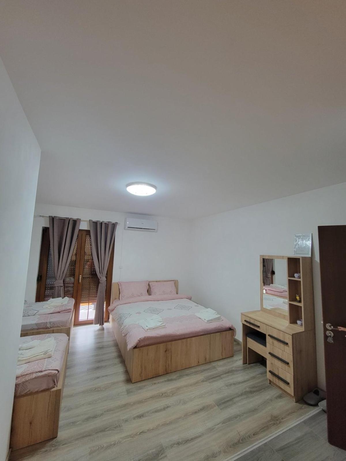 Eleon Motel Brezovice Buitenkant foto