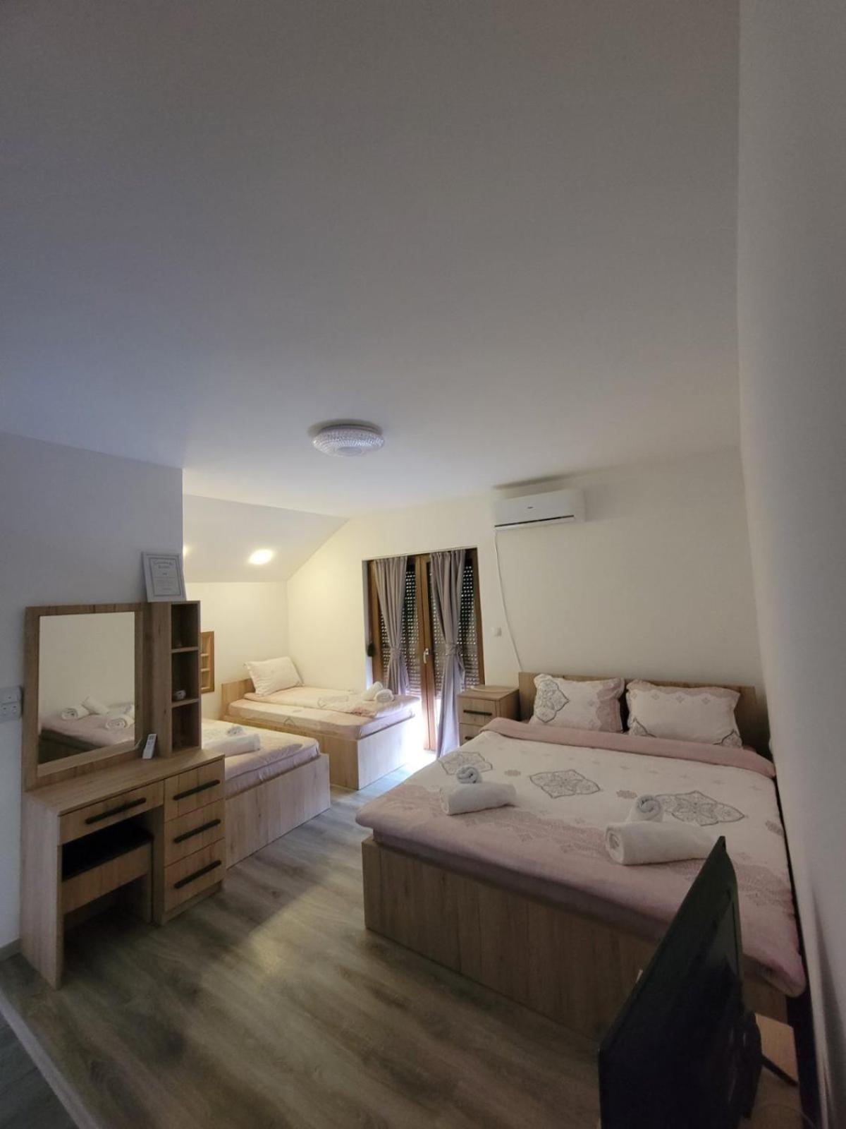 Eleon Motel Brezovice Buitenkant foto