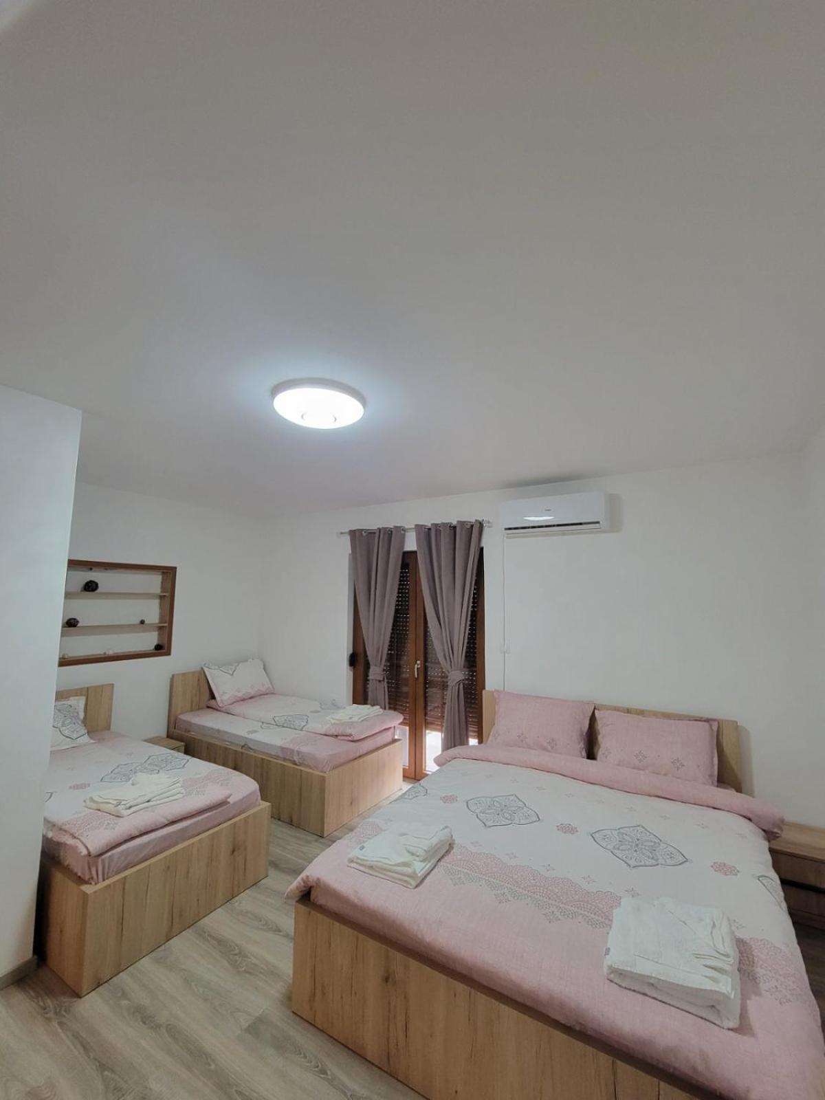 Eleon Motel Brezovice Buitenkant foto