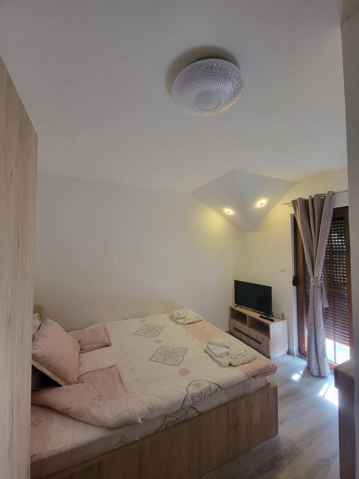 Eleon Motel Brezovice Buitenkant foto