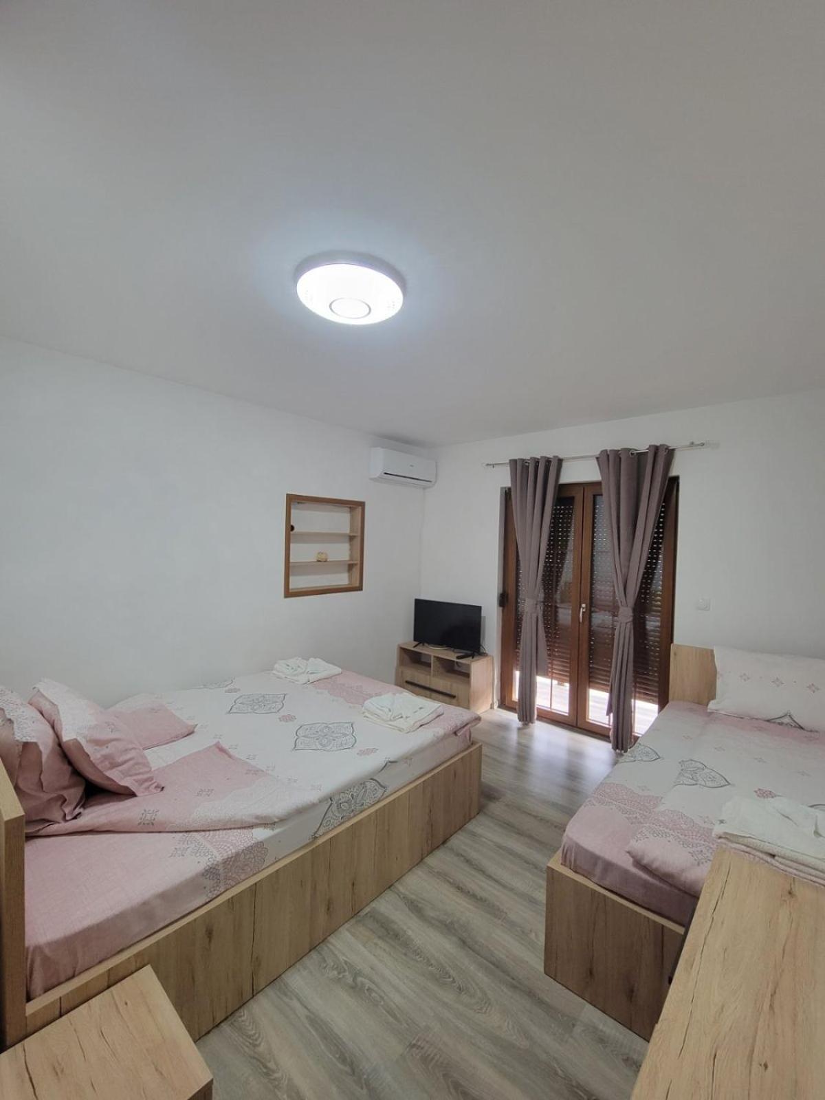 Eleon Motel Brezovice Buitenkant foto
