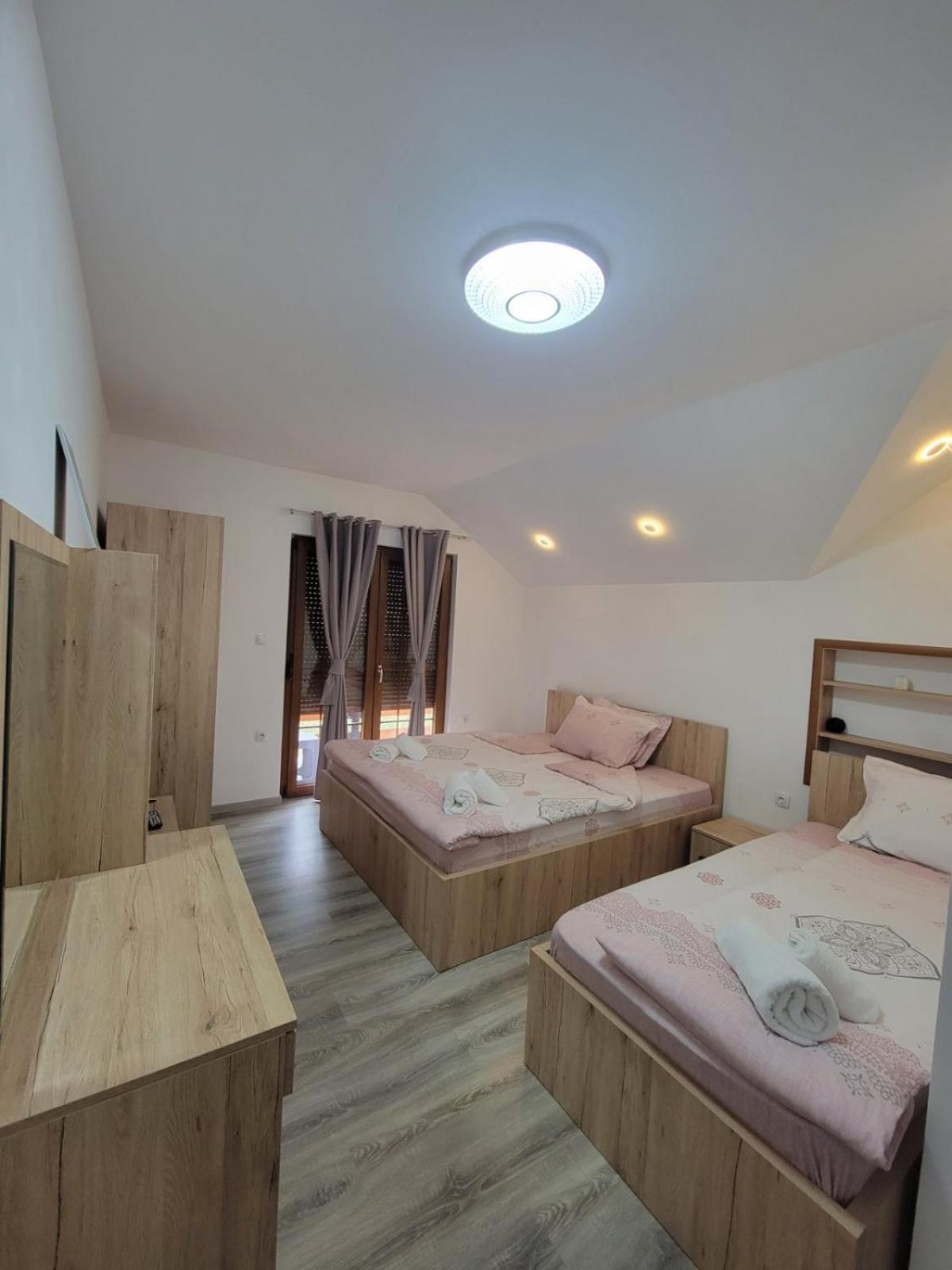 Eleon Motel Brezovice Buitenkant foto